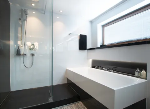 Badewanne und Dusche im schwarz-weiß gehaltenen Klassikbad von Laabs.