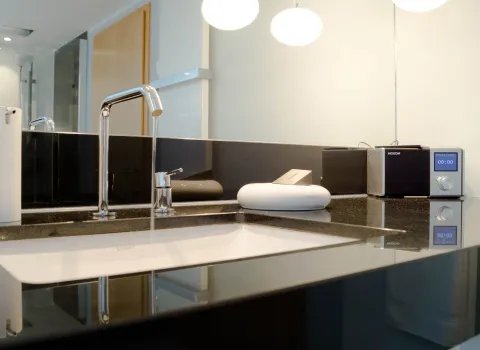 HANSGROHE-Armatur Citterio mit Natursteinplatte-Waschtisch im Klassikbad von Laabs.