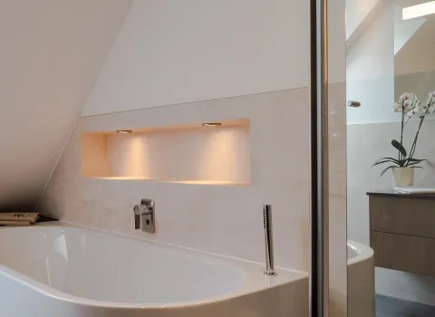 Badewanne von KALDEWAI im Komplettbad mit Dachschräge vom Handwerksunternehmen bad & heizung Laabs in Potsdam.