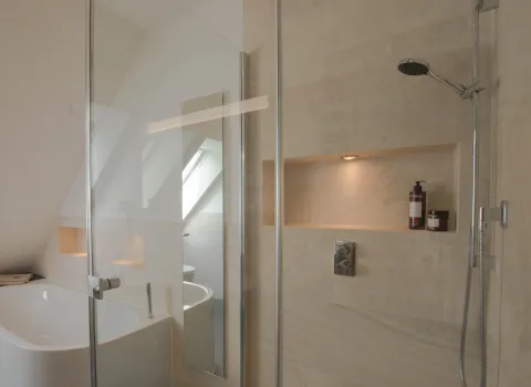 Komplettbad mit Dusche und Badewanne vom Handwerksunternehmen bad & heizung Laabs in Potsdam.