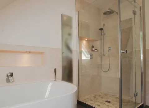 Dusche und Badewanne im Komplettbad mit Dachschräge vom Handwerksunternehmen bad & heizung Laabs in Potsdam.