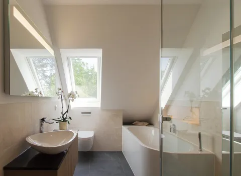 Komplettbad mit Dachschräge vom Handwerksunternehmen bad & heizung Laabs in Potsdam.