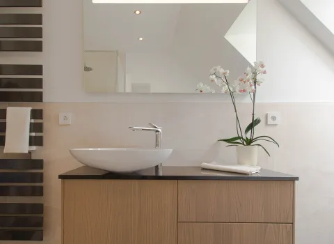 Waschtischunterschrank der IDEA Group im Referenzbad mit Dachschräge vom Handwerksunternehmen bad & heizung Laabs in Potsdam.