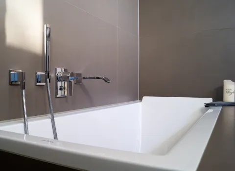 Duravit-Badewanne mit Dornbracht-Armatur im Referenzbad vom Handwerksunternehmen bad & heizung Laabs in Potsdam.