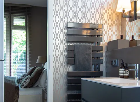 Design-Durchgangsbad in dunklen Tönen vom Handwerksunternehmen bad & heizung Laabs in Potsdam.