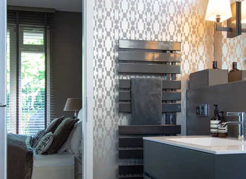 Design-Durchgangsbad in dunklen Tönen vom Handwerksunternehmen bad & heizung Laabs in Potsdam.