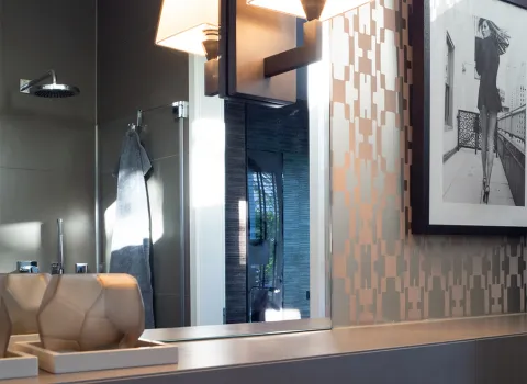 Design-Lampe und Hermes-Tapete im Durchgangsbad vom Handwerksunternehmen bad & heizung Laabs in Potsdam.