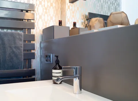 Armatur und Designheizkörper im Referenzbad vom Handwerksunternehmen bad & heizung Laabs in Potsdam.