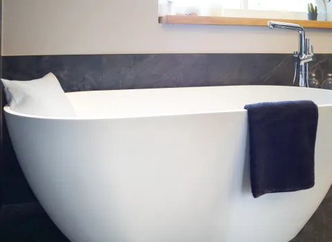 Freistehende Badewanne im modernen Bad vom Handwerksunternehmen bad & heizung Laabs in Potsdam.
