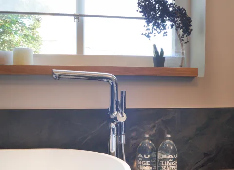 Detail-Aufnahme von der freistehenden hansgrohe-Wannenarmatur Talis S im modernen Bad vom Handwerksunternehmen bad & heizung Laabs in Potsdam.