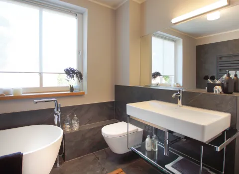 Übersicht eines modernen Bads vom Handwerksunternehmen bad & heizung Laabs in Potsdam.