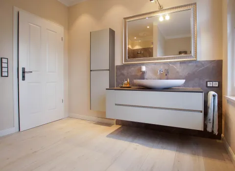 Gesamtübersicht eines Premium-Duschbads vom Handwerksunternehmen bad & heizung Laabs in Potsdam.