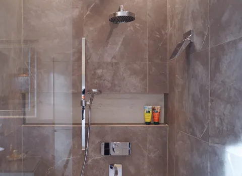 Regenkopfbrause im Premium-Duschbad vom Handwerksunternehmen bad & heizung Laabs in Potsdam.