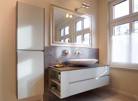 Wandhängender Waschtisch mit Waschbecken AXOR Massaud und Spritzschutz im Premium-Duschbad vom Handwerksunternehmen bad & heizung Laabs in Potsdam.