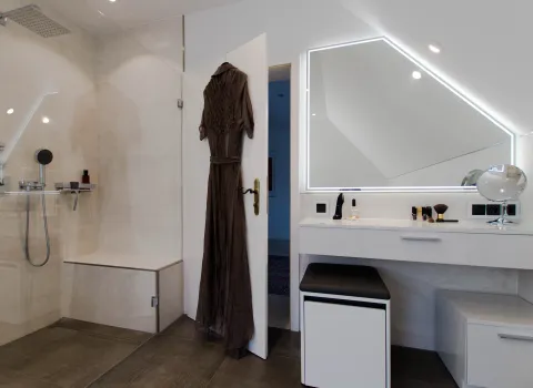 Dusche und Schminktisch mit Kosmetik-Spiegel im Komplettbad vom Handwerksunternehmen bad & heizung Laabs in Potsdam.