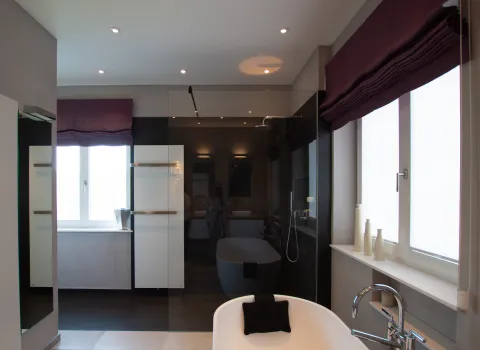 Gesamtübersicht eines Komplettbads mit freistehender Badewanne vom Handwerksunternehmen bad & heizung Laabs in Potsdam.