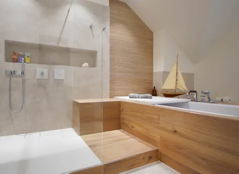 Gesamtübersicht eines Wellnessbads mit Sundeck-Badewanne vom Handwerksunternehmen bad & heizung Laabs in Potsdam.