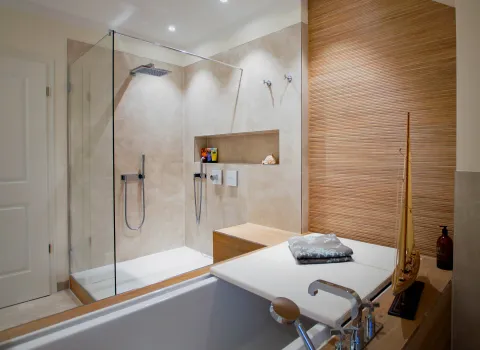 Offene Regendusche im Wellnessbad vom Handwerksunternehmen bad & heizung Laabs in Potsdam.