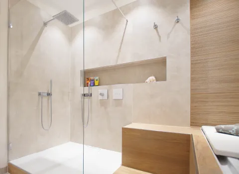 Regendusche im Wellnessbad vom Handwerksunternehmen bad & heizung Laabs in Potsdam.