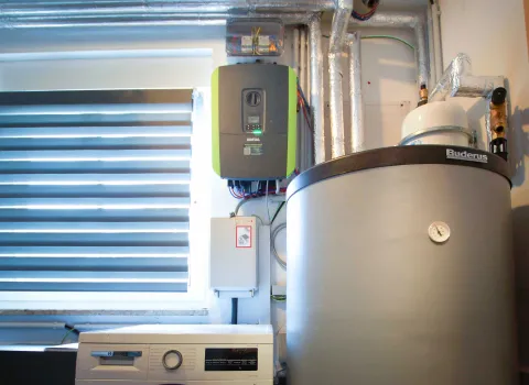 Wechselrichter der Photovoltaikanlage mit einem anliegenden Trinkwasser-Speicher.