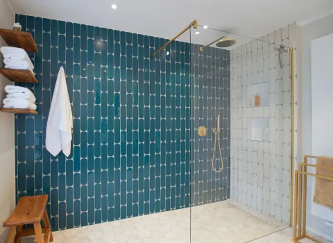 Walk-In-Regendusche im farbigen Duschbad mit blauen Fliesen vom Handwerksunternehmen bad & heizung Laabs in Potsdam.