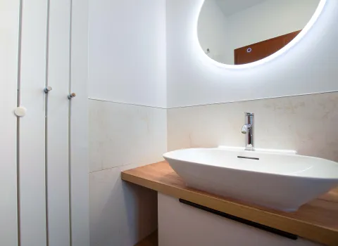 Designheizkörper Alto von HSK im Gäste-WC vom Handwerksunternehmen bad & heizung Laabs in Potsdam.