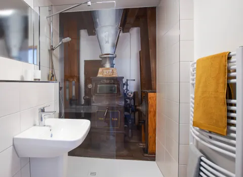 Fotowand mit Mühlenmotiv im Gästebad vom Handwerksunternehmen bad & heizung Laabs in Potsdam.