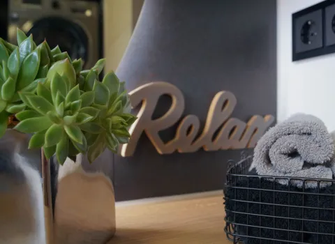 Detailansicht vom Farbkonzept im zeitlosen Bad vom Handwerksunternehmen bad & heizung Laabs in Potsdam.