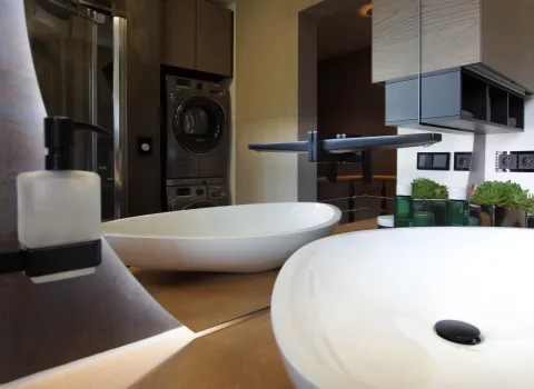 Eichenholz-Waschtischplatte mit Aufsatzschale in einem zeitlosen Bad vom Handwerksunternehmen bad & heizung Laabs in Potsdam.