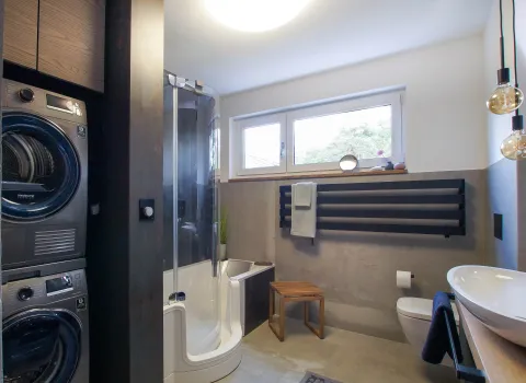 Waschmaschine und Trockner in einem zeitlosen Bad vom Handwerksunternehmen bad & heizung Laabs in Potsdam.