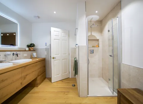 Komplettbad mit begehbarer Dusche und Doppen-Waschtisch. 