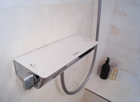 Hansgrohe Ecostat Select Brausethermostat in einer Dusche. 
