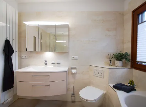 Komplettbad mit asymmetrischer Waschtischanlage von Creativbad und Eck-WC.