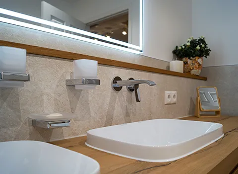 Einbauwaschtisch von IDEA mit Wandarmatur von Hansgrohe und passenden Zahnputzbechern in chrom.