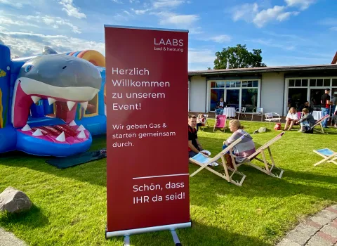 Garten mit Relax Stühle und Hüpfburg zur Einweihnungsfeier der LAABS-Ausstellung.