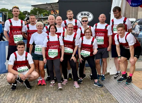 Gruppenbild vom Firmenlauf mit passenden LAABS - T-Shirts in Potsdam.