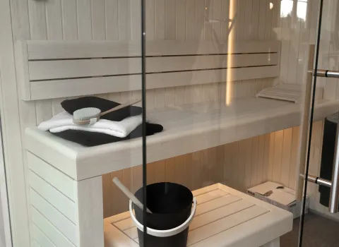 Ausschnitt einer heißen Holz-Sauna von Tylö mit Hocker. 