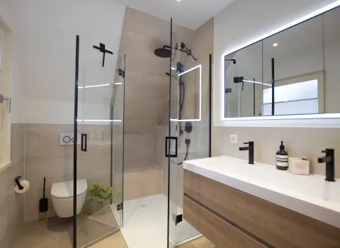 Badezimmer mit Eck-Walk-In-Dusche mit Drehfalttüren von HSK, Referenzbad von Laabs, Potsdam. 