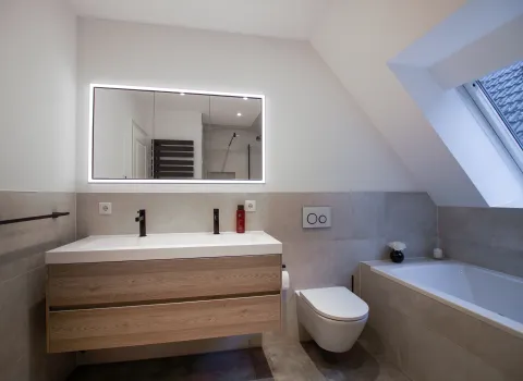 Juniorbad mit Doppelwaschtisch und LED-Lichtspiegel von Creativbad, Referenzbad von Laabs, Potsdam.