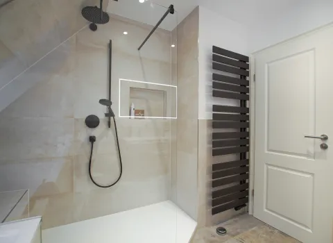 WalkIn Duschbereich mit HSK Designheizkörper im Juniorbad, Referenzbad von Laabs, Potsdam.