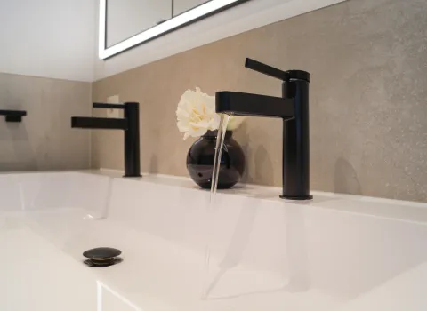 Juniorbad mit Doppelwaschtisch und schwarzen Armaturen, Referenzbad von Laabs, Potsdam.