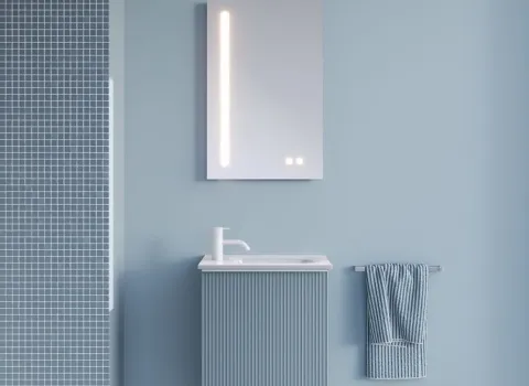 Das moderne Badezimmer präsentiert ein platzsparendes Waschtisch-Set aus der burgbad Fiumo2.0-Kollektion in Blautönen.