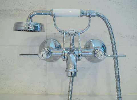 Badewannen-Armatur in chrom von AXOR Linie Montreux im Retro-Stil.