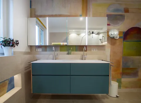 Doppelwaschtisch von IDEA mit zwei Ausschüben und Dornbracht Armaturen, sowie einem großen Spiegelschrank.