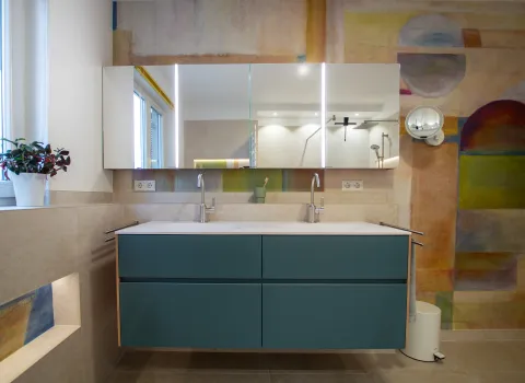 Doppelwaschtisch von IDEA mit zwei Ausschüben und Dornbracht Armaturen, sowie einem großen Spiegelschrank.