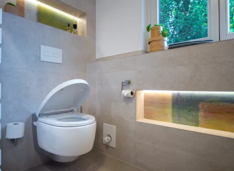 Dusch WC von Geberit mit offenem WC-Deckel. 