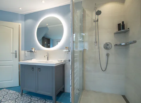 Badezimmer im Landhausstil mit WALK IN Dusche mit Armatur von Axor. 