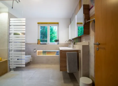 Farbiges Duschbad mit Doppelwaschtisch und Fenster, Badreferenz von Laabs.