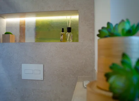 Beleuchtete Ablage Nischen mit Accessoires. 