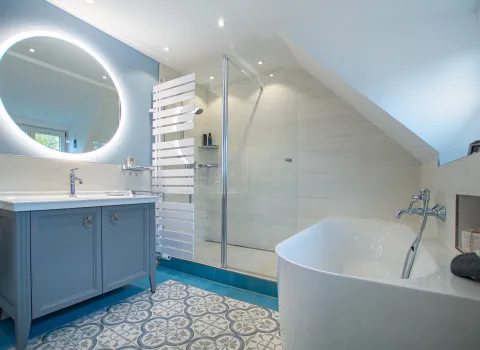 Badezimmer im modernen Landhausstil mit Retro Fliesen in blau grau.